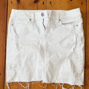 Ann Taylor LOFT White Denim Jean Skirt Zipper front distressed size 26/2